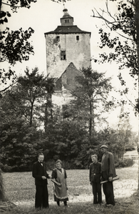 94676 Gezicht op de woontoren Den Ham (Hamlaan 3) te Vleuten uit het oosten; met op de voorgrond enkele personen.N.B. ...